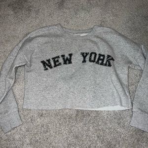 “New York” cropped sweatshirt. Size: M
